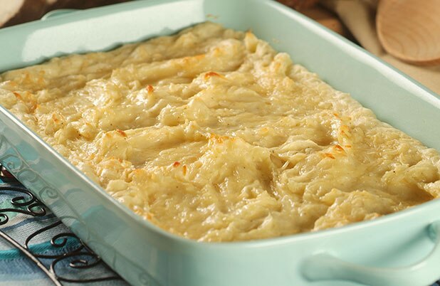 Una cazuela color azul llena de yuca molida.
